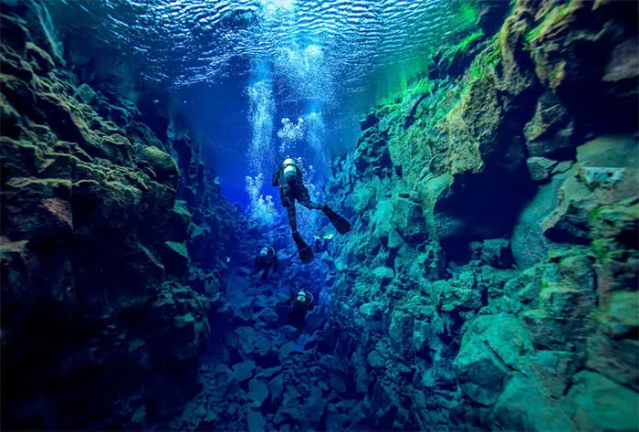 Silfra fissure- dive between the continents